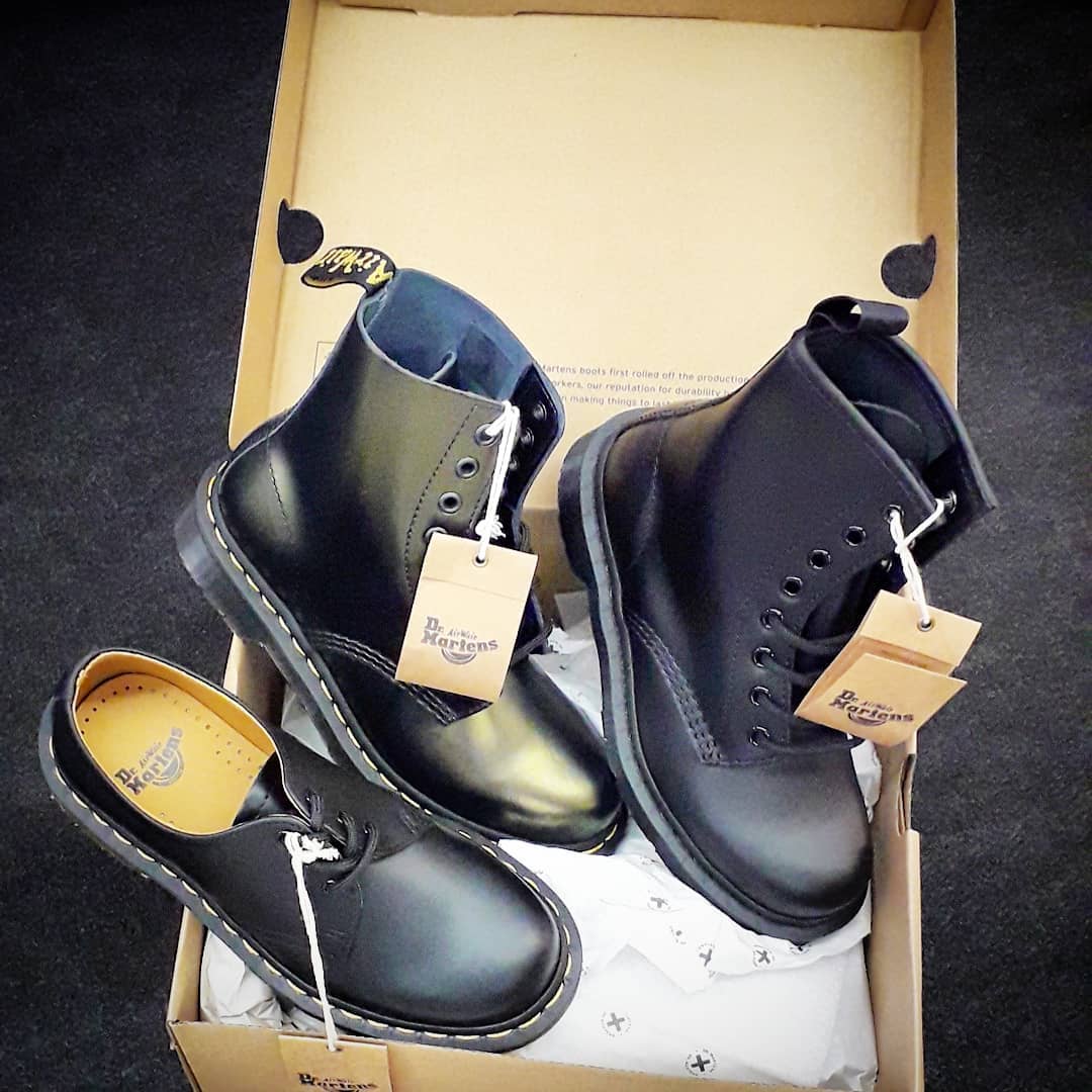 Schuhe der Marke Dr. Martens